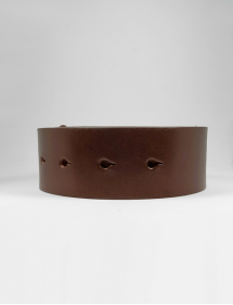 Cinturón de cuero a medida marrón oscuro.
