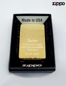Zippo personalizado con texto, acabado dorado.