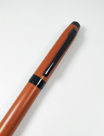Bolígrafo marron grabado.